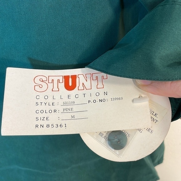 NWT. STUNT Collections Washable 100% Silk Button Up Shirt. Medium - Picture 4 of 11